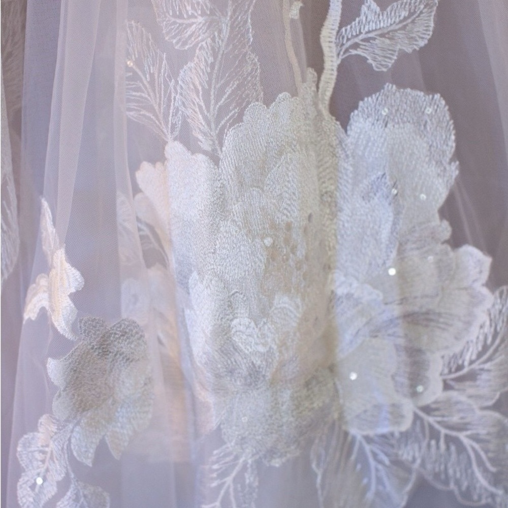 Elegant White Floral Gown - Picture 7 of 12